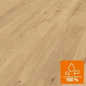 Wasserresistenter Laminatboden in Eiche Mittel, lange Dielen mit Holzstruktur.