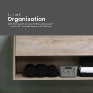 Anthrazitfarbener ProHome Aufbewahrungskorb (2L) im Badregal mit Handtüchern.