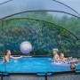 EXIT Frame Pool mit Poolzelt Dome ECO, ø 440-460 cm. Kinder spielen im Pool mit Abdeckung.