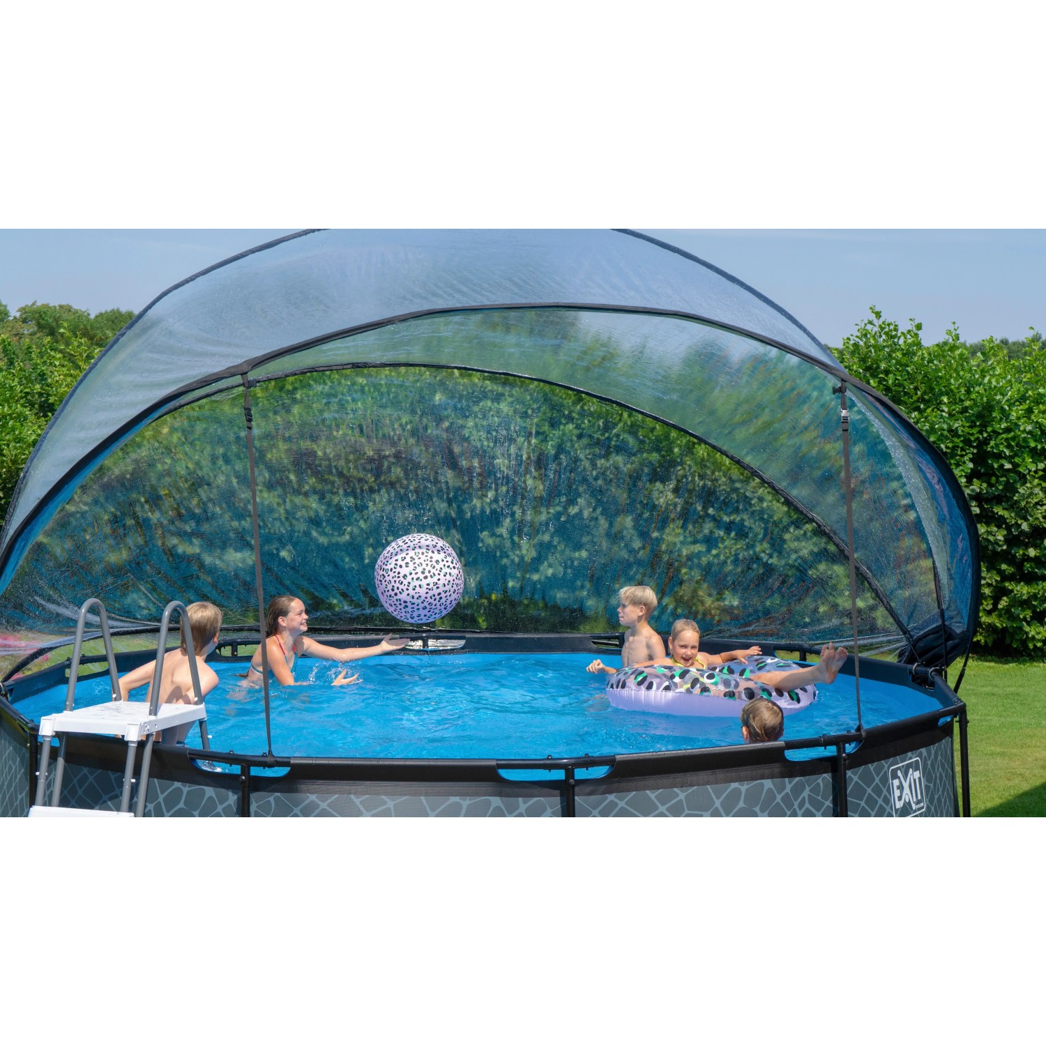 EXIT Frame Pool mit Poolzelt Dome ECO, ø 440-460 cm. Kinder spielen im Pool mit Abdeckung.