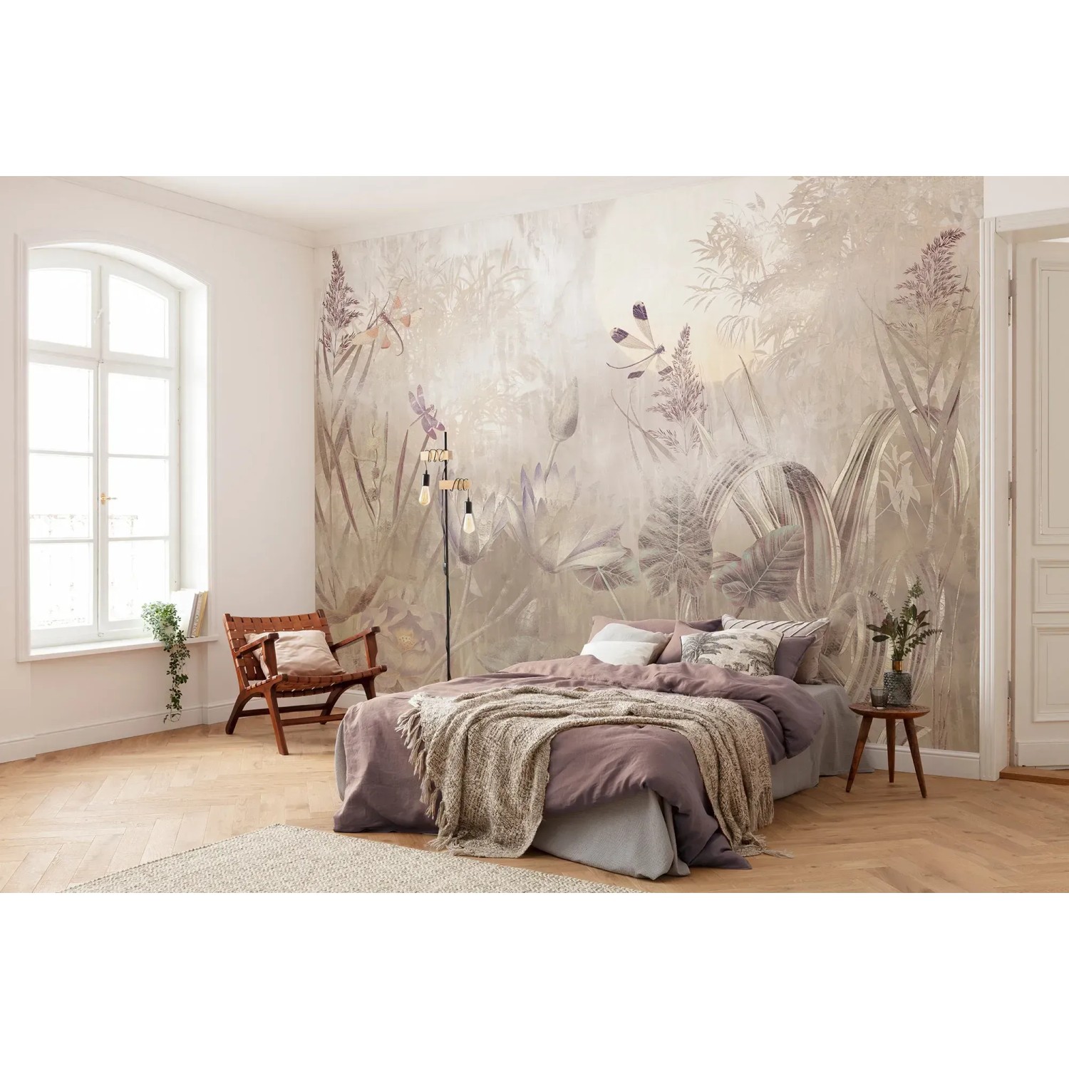 Schlafzimmer mit Komar Vliestapete Dragonfly Pond (350x250 cm) mit Libellen und Pflanzen.