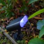 Schwarze Lutec LED Solar-Wegeleuchte Ginbo mit blauem Licht im Garten.