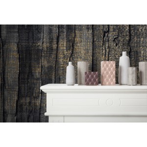 Komar Vlies Fototapete Caress mit dunkler Holzoptik und Deko-Elementen auf einem Kaminsims.