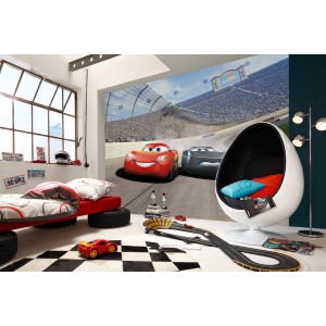 Komar Fototapete Cars 3 im Kinderzimmer: Rennstrecke mit Lightning McQueen und Jackson Storm.