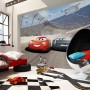 Komar Fototapete Cars 3 im Kinderzimmer: Rennstrecke mit Lightning McQueen und Jackson Storm.