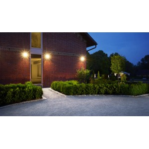 Weißer Steinel LED-Strahler LS 150 S mit Bewegungsmelder an einer Hauswand.