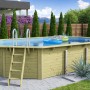 Karibu Holzpool Modell 4 X Set mit blauer Innenhülle und Leiter im Garten.