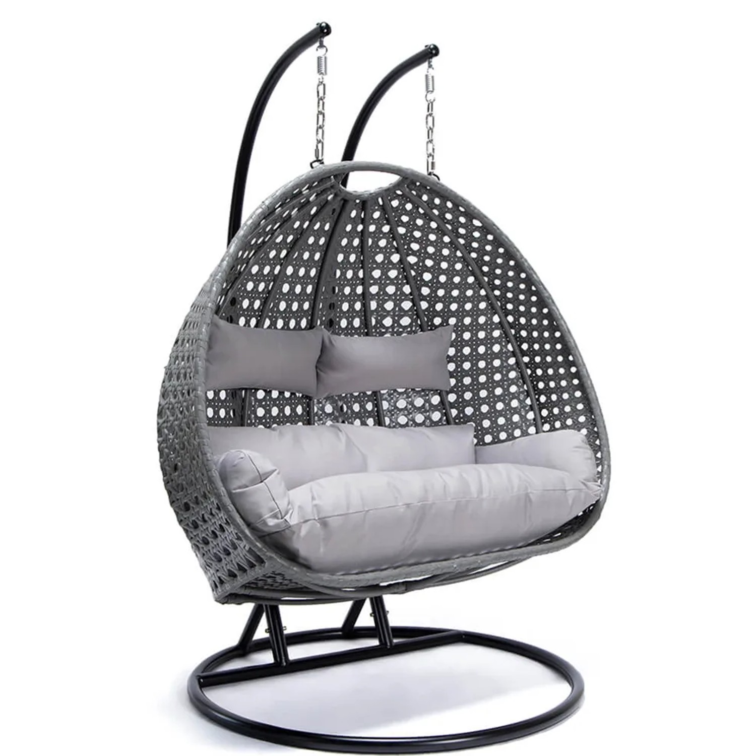 Grauer Home Deluxe Hängesessel Twin aus Polyrattan mit Kissen und schwarzem Gestell.