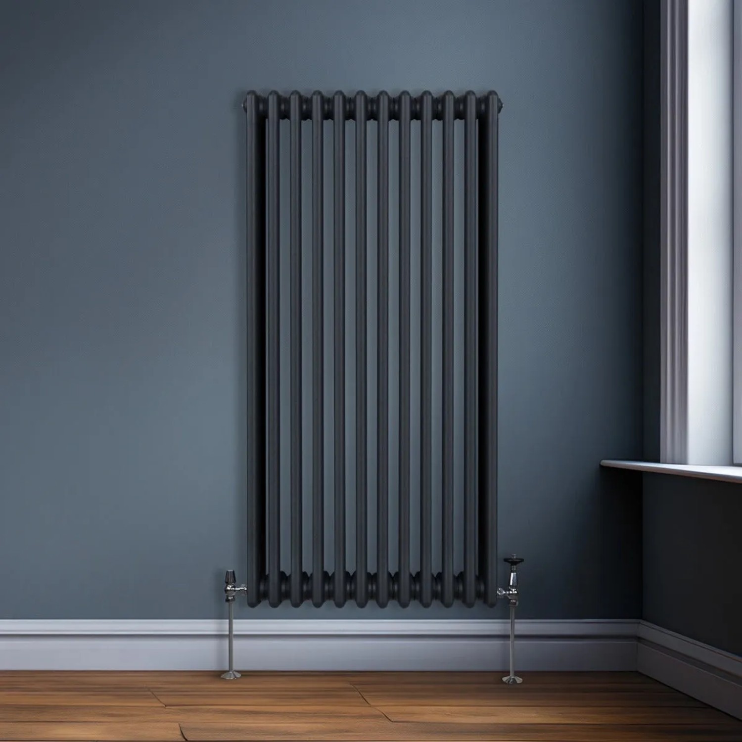 Anthrazitgrauer 3-Säulen Heizkörper (1500x562mm) an Wand montiert.