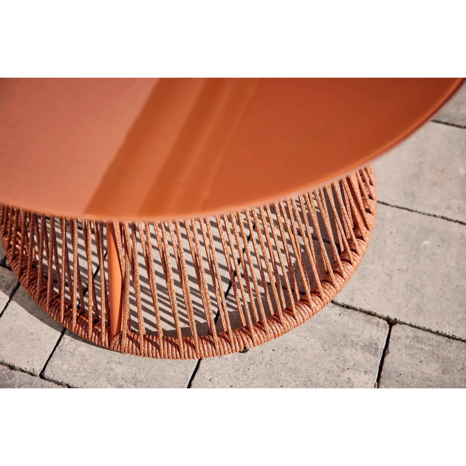 Balkontisch Bandon Terrakotta, Ø 70cm, mit Glasplatte und Seilbespannung.