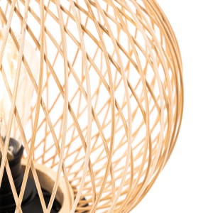 Detailaufnahme der QAZQA Calamus Tischlampe aus Rattan, naturfarben, für den Außenbereich.