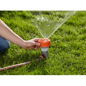 Gardena Classic 4-Flächenregner Twist im Einsatz auf Rasen. Bewässerung mit Regner.