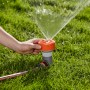Gardena Classic 4-Flächenregner Twist im Einsatz auf Rasen. Bewässerung mit Regner.