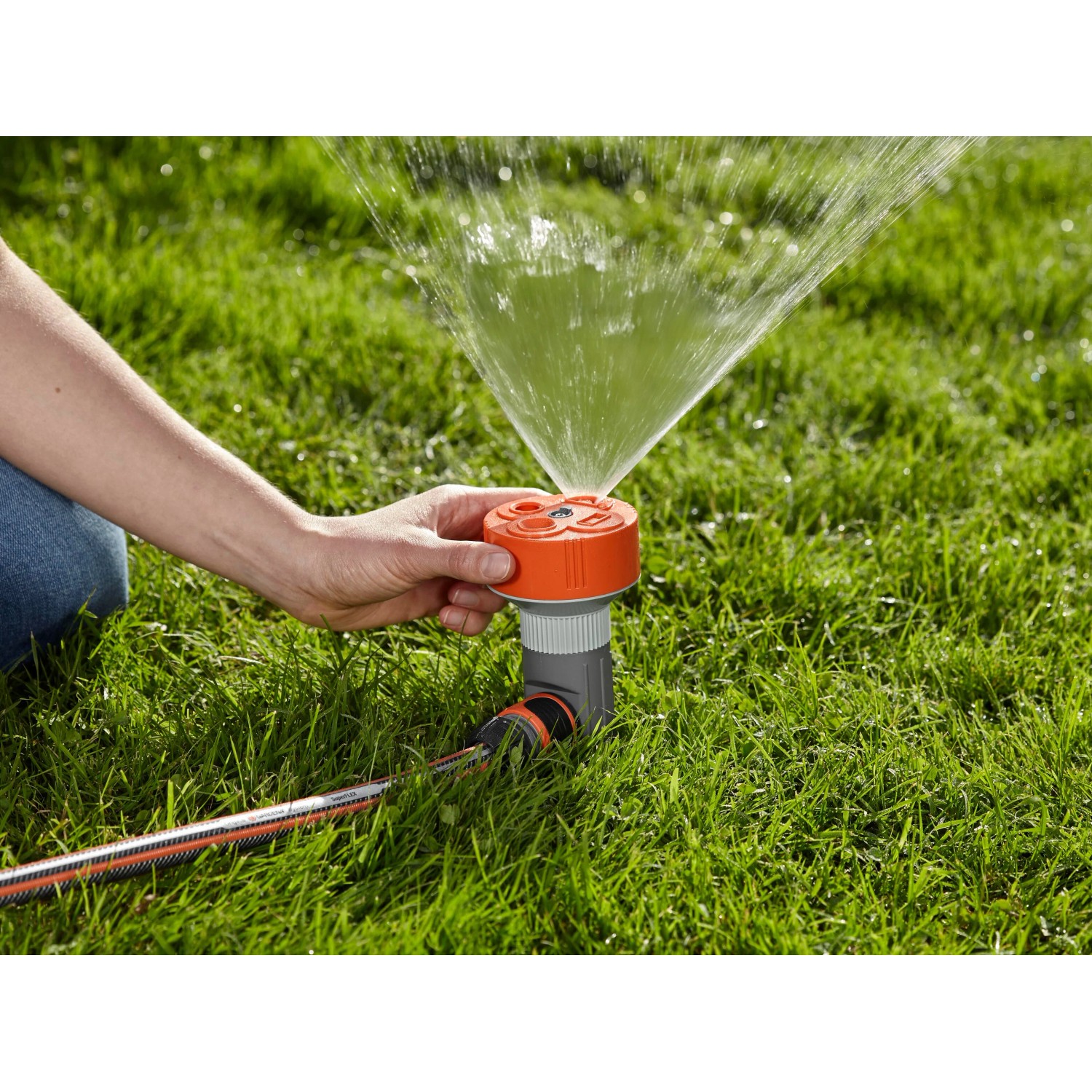 Gardena Classic 4-Flächenregner Twist im Einsatz auf Rasen. Bewässerung mit Regner.