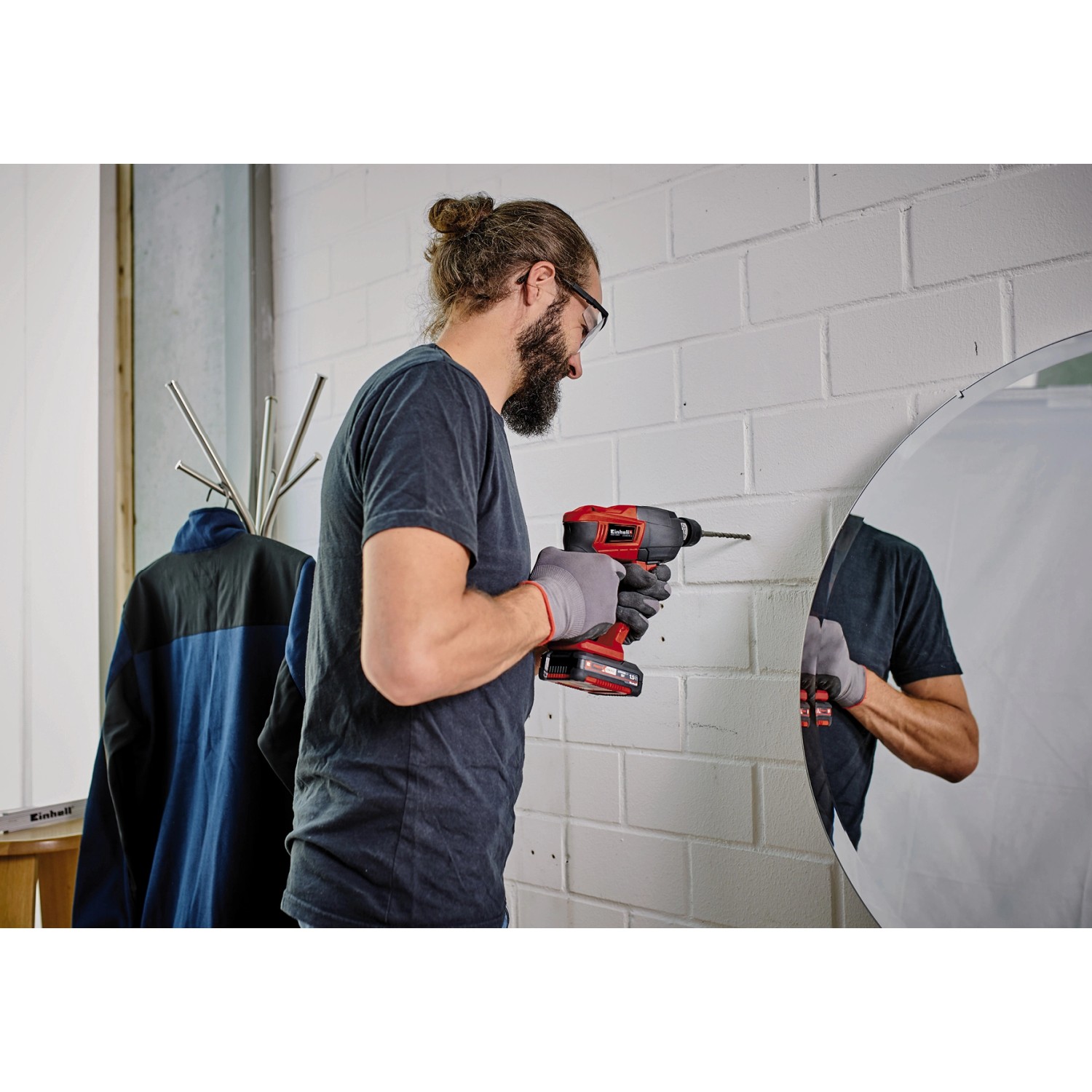 Einhell Akku-Bohrhammer TE-HD 18 Li beim Bohren in eine Wand, inklusive Akku.