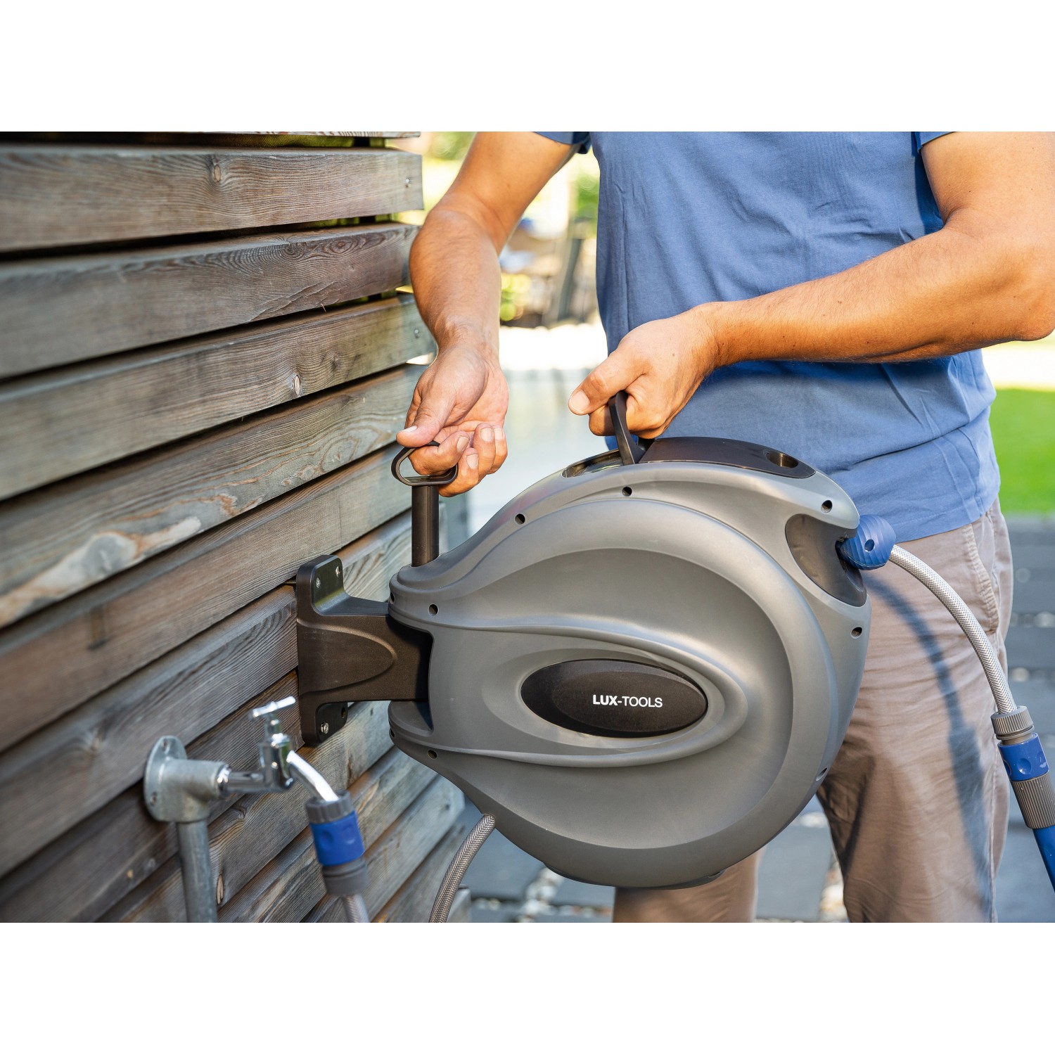 LUX Wandschlauchbox-Set 12m mit Schlauch an Holzwand montiert.