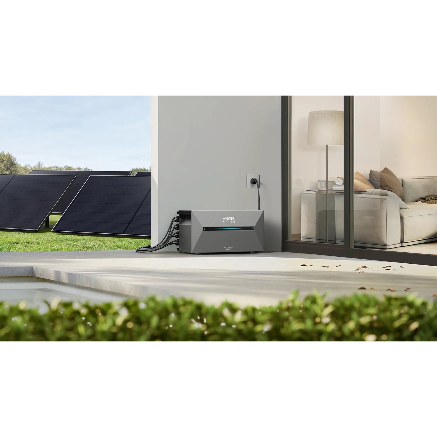 Anker Solix Balkonkraftwerk-Set mit Solarbank und Paneelen im Außenbereich.