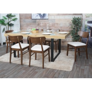 6er-Set Esszimmerstühle M59 mit dunklem Gestell und creme-farbener Sitzfläche am Esstisch.