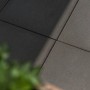 Anthrazitfarbene Diephaus Betonplatten 30x30 cm mit Fase für Terrasse und Garten.