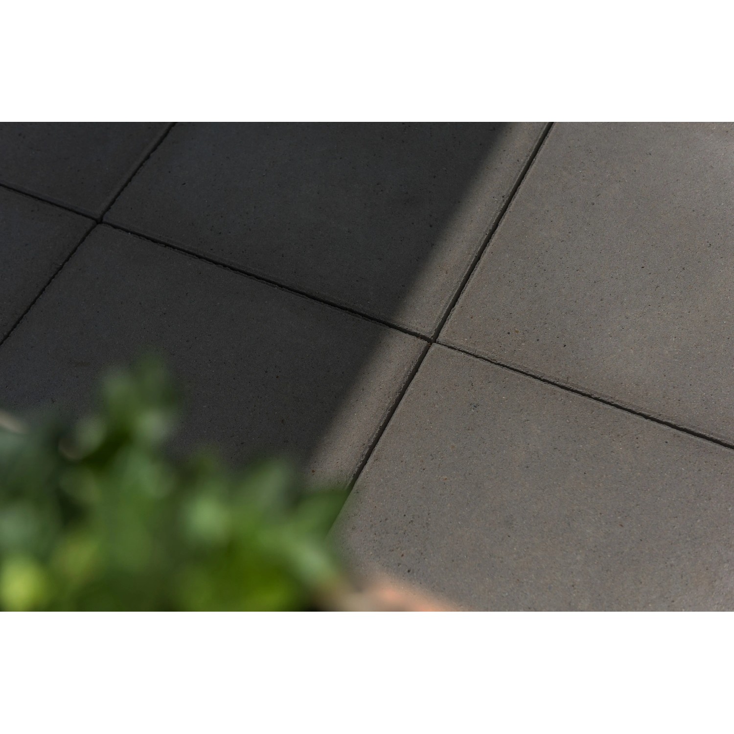 Anthrazitfarbene Diephaus Betonplatten 30x30 cm mit Fase für Terrasse und Garten.