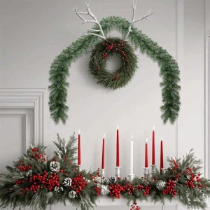 Zwei grüne vidaXL Weihnachtsgirlanden (je 20m) mit Kranz und Deko an Wand und Kamin.