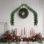 Zwei grüne vidaXL Weihnachtsgirlanden (je 20m) mit Kranz und Deko an Wand und Kamin.