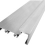 Detailaufnahme einer weißen Aluminium-Bodenwinkelschiene für Kunststoff-Nebeneingangstüren.