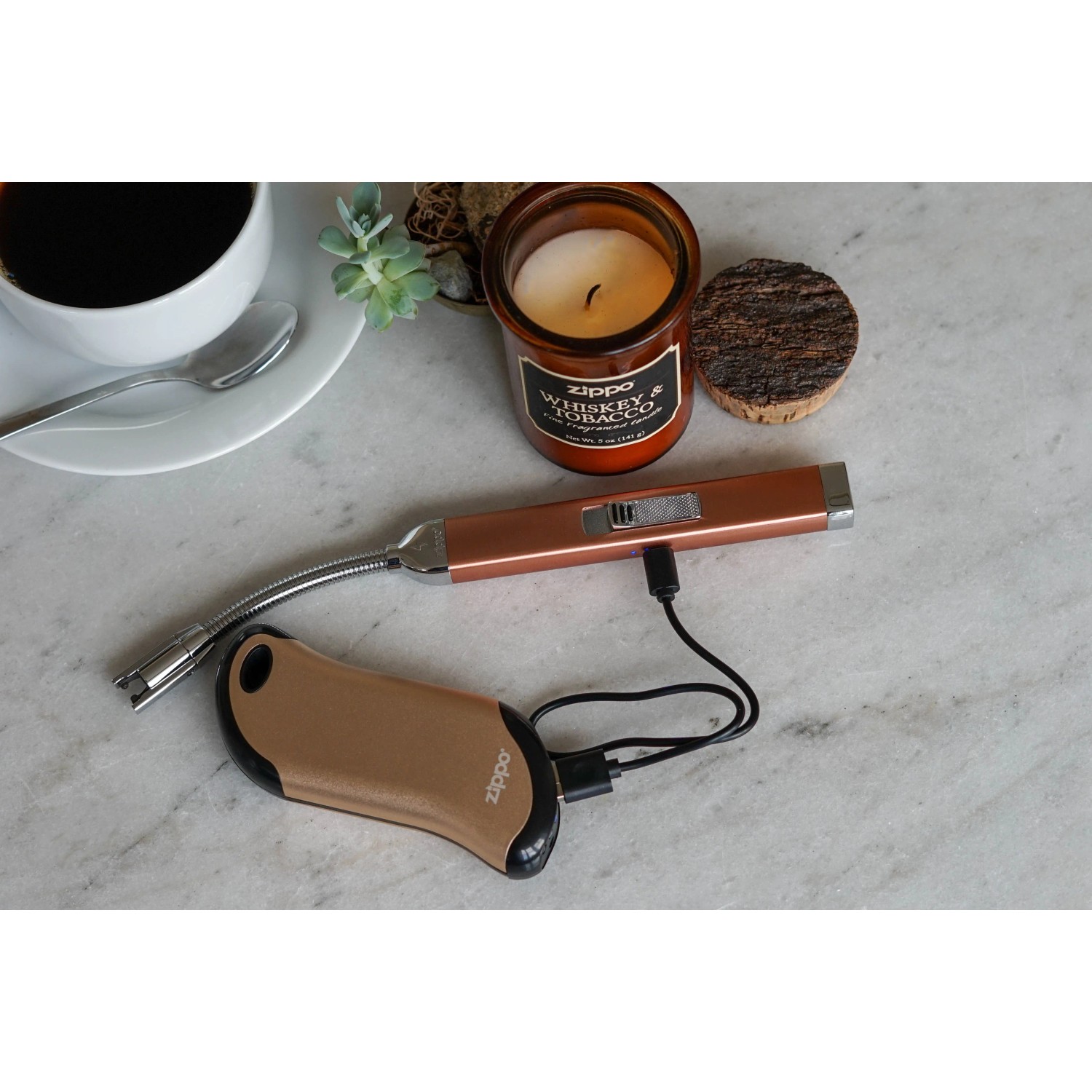 Zippo Kerzenfeuerzeug Rose Gold mit flexiblem Schwanenhals und USB-Ladekabel.