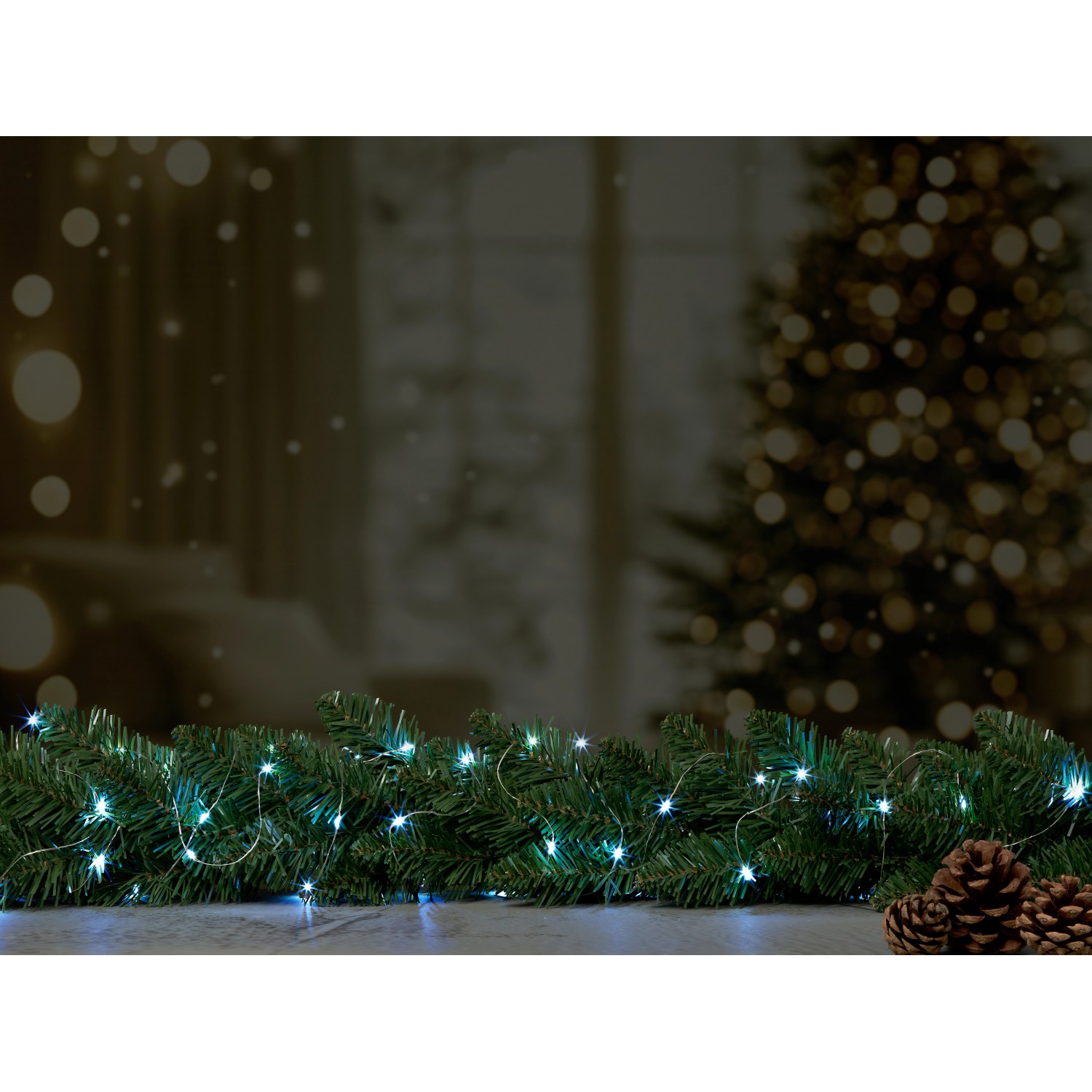 LED-Drahtlichterkette, 1 m, mit 10 kaltweißen LEDs, dekoriert einen Tisch mit Tannenzweigen und Tannenzapfen.