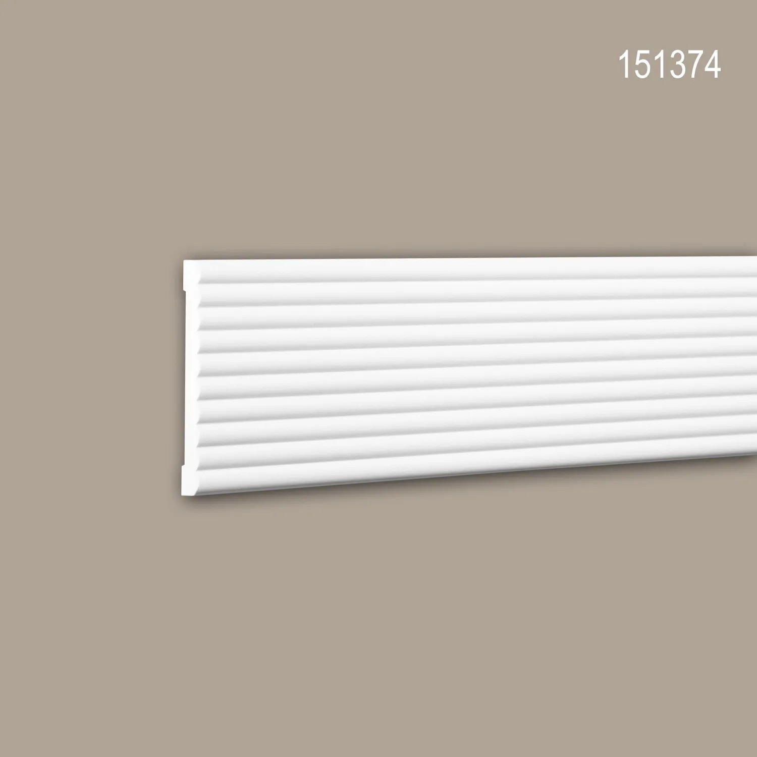 Weiße PROFHOME Wand- und Friesleiste (Set mit 12 Zierleisten) auf beiger Wand.