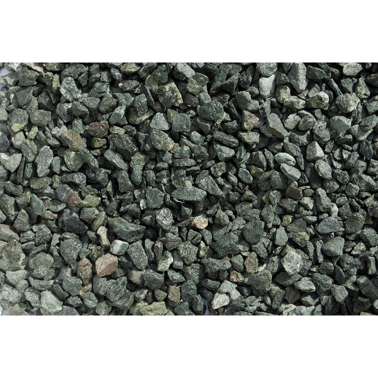 Nahaufnahme von glitzerndem, grünem Grünschiefersplitt (8-16 mm) als Zierkies.