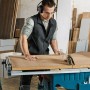 Bosch Professional GTS 254 Tischkreissäge im Einsatz mit Tischverlängerung und Absaugadapter.