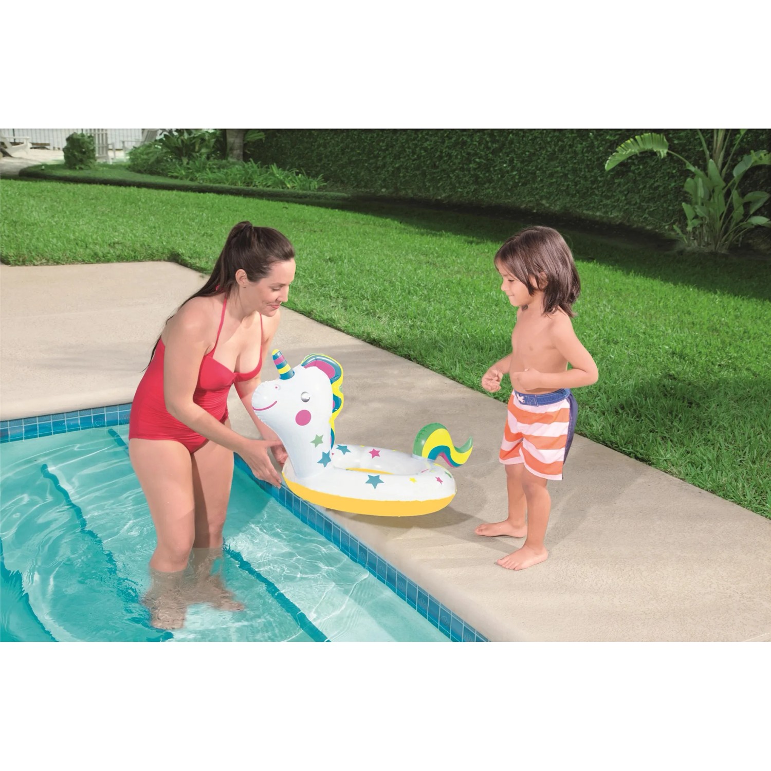 Bestway Schwimmring im Tierdesign als Einhorn am Pool mit Frau und Kind.