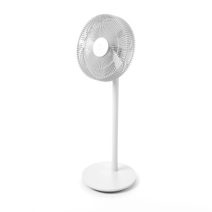 Weißer STADLER FORM Standventilator Finn, auch als Tischventilator nutzbar.