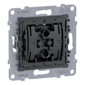 Legrand Seano Kreuzschaltereinsatz, 10 AX, Detailansicht der Rückseite des Schalters.