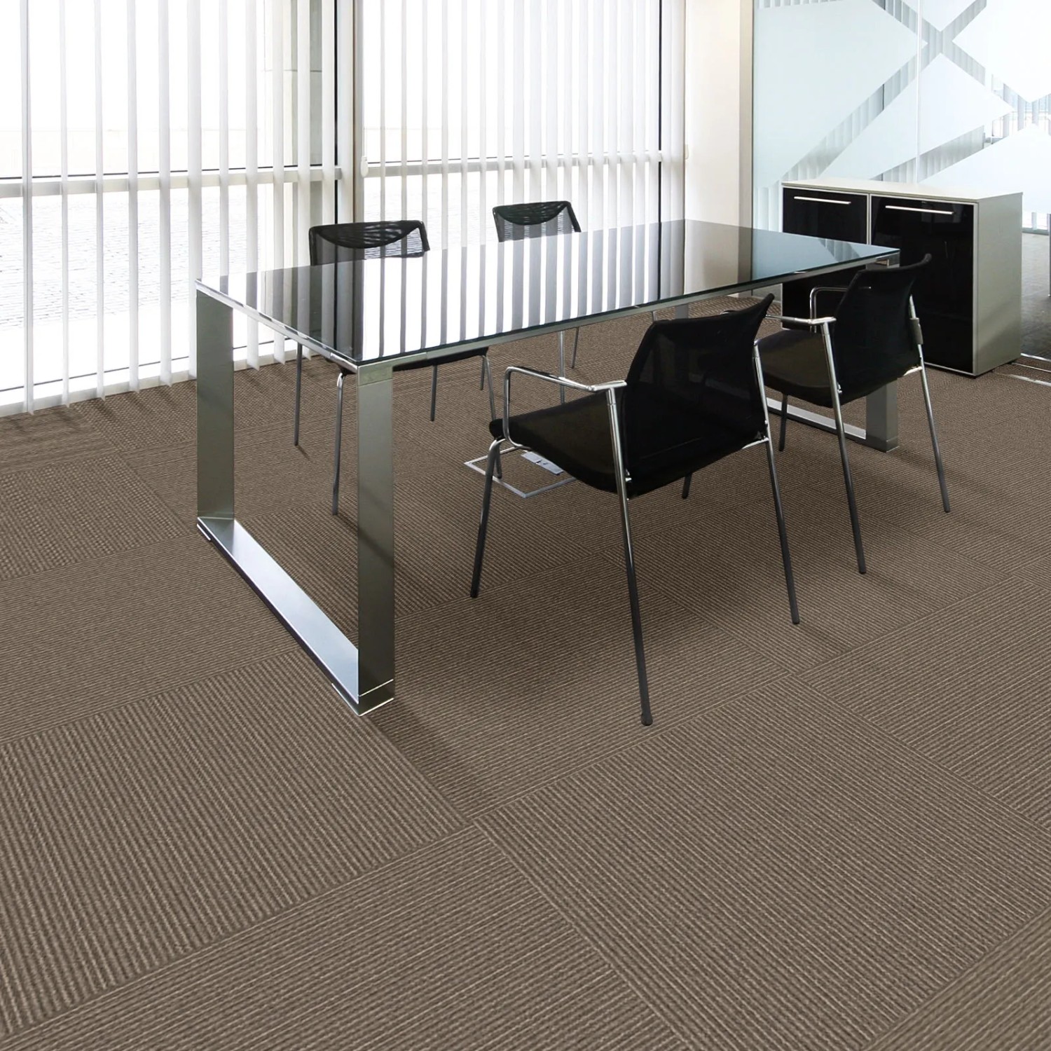 Beige Teppichfliesen Bern 50x50 cm, selbstliegend und schalldämmend im Büroraum.
