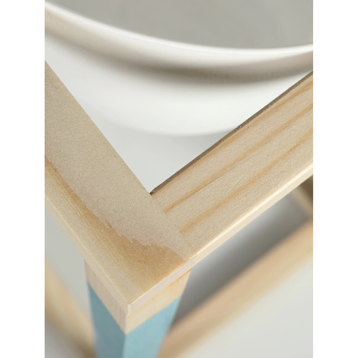 Detailansicht des DIY Pflanzständers Mittel von CREATE! by OBI, Holz natur/blau, mit weißem Topf.