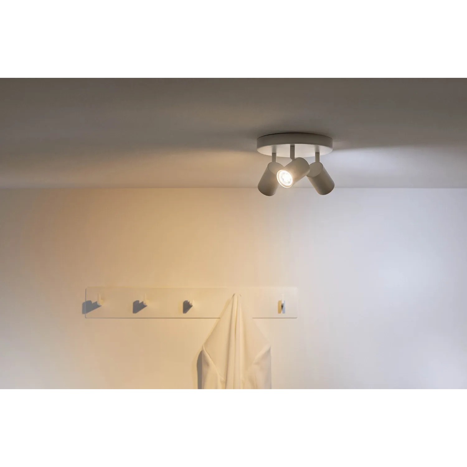 Weiße WIZ Imageo Deckenleuchte mit 3 Spots, smarte LED Lampe für WLAN Steuerung, tunable white & color.