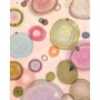 Mehrfarbige Komar Vliestapete Microcosmos (200x250cm) mit abstraktem Kreismuster auf rosa Grund.
