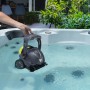 Zodiac Akku-Reinigungsroboter OS 0800 Spabot im Whirlpool. Kabelloser Poolroboter in Schwarz.