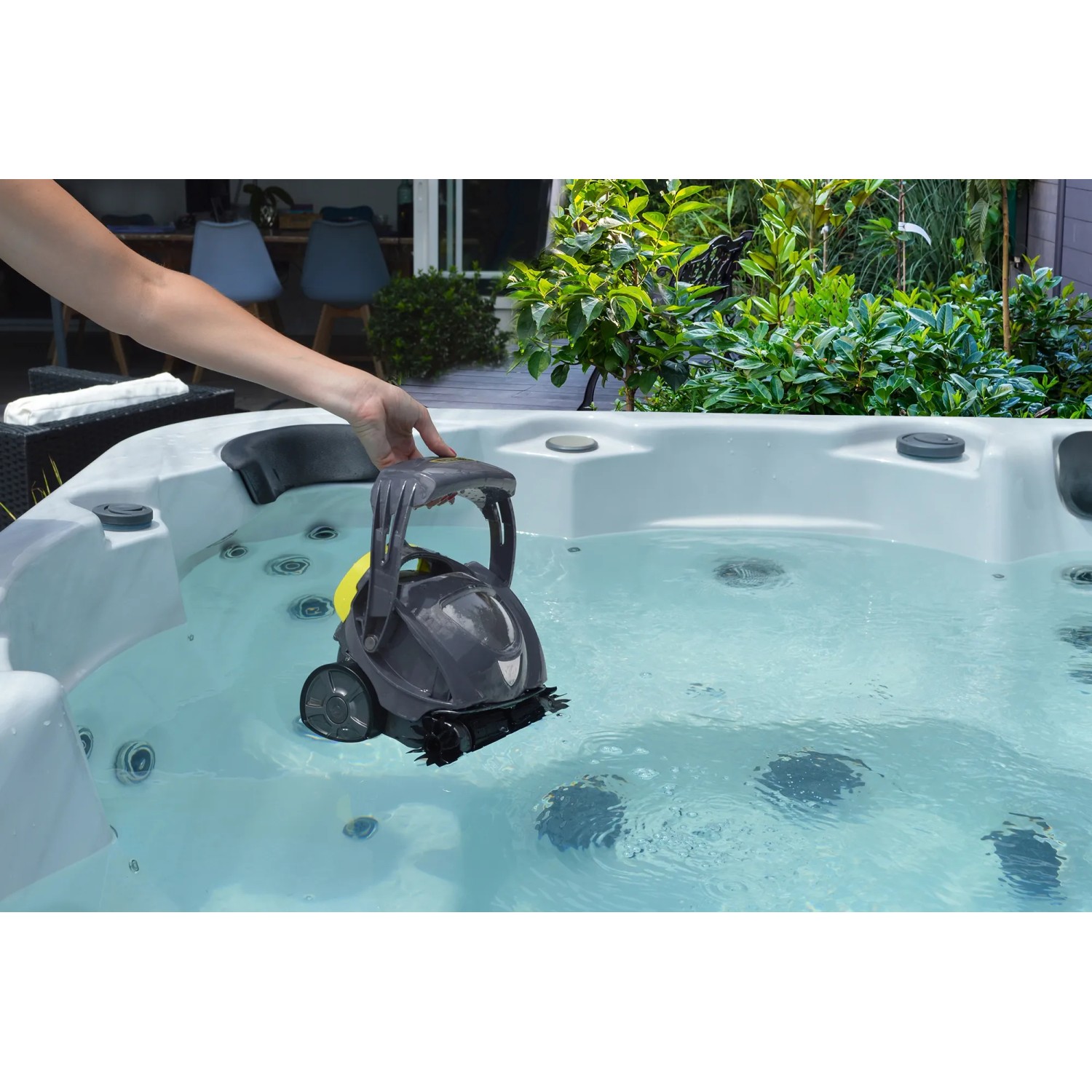 Zodiac Akku-Reinigungsroboter OS 0800 Spabot im Whirlpool. Kabelloser Poolroboter in Schwarz.