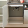 Detailansicht Küchenzeile 250 cm Weiß Hochglanz, Spüle mit offenem Unterschrank und Geschirrspüler.