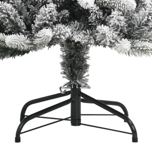 Detailaufnahme: Beschneiter, künstlicher Weihnachtsbaum (240 cm) mit schwarzem Metallständer.