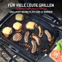 Weber Gasgrill Traveler Compact: Grillrost mit Würstchen und Burger mit Käse.