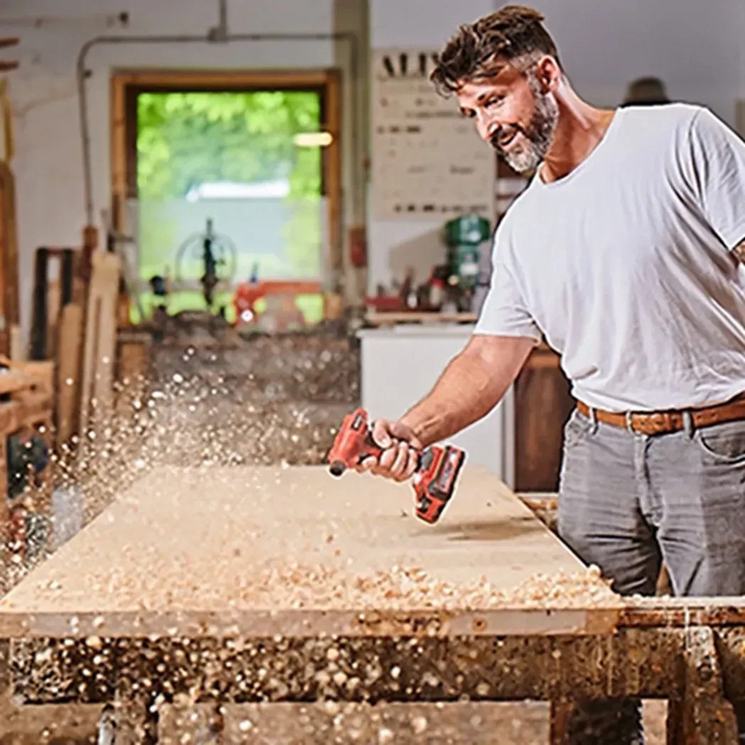 Einhell Akku-Luftpumpe CE-AP 18 Li-Solo beim Ausblasen von Spänen in Werkstatt.