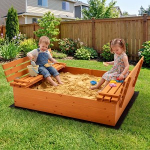 Wiltec Sandkasten aus Fichtenholz mit zwei Kindern beim Spielen. Klappbare Sitzbänke werden zu Deckel. Ideal für den Garten.