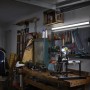 Weiße Osram LED-Lichtleiste Power Batten 50W in Werkstatt über Werkbank montiert.