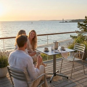 Kettler TUBE Balkon Klapptisch 80x80 cm in Schiefer Anthrazit auf Terrasse am Meer, mit Getränken.
