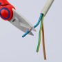 Knipex Elektrikerschere 160 mm schneidet blaues Kabel. Zange mit rot-blauem Griff.
