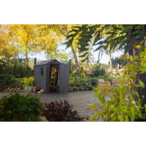 Keter Gartenhaus Darwin 46, graues Kunststoffhaus mit Satteldach und geöffneter Tür.